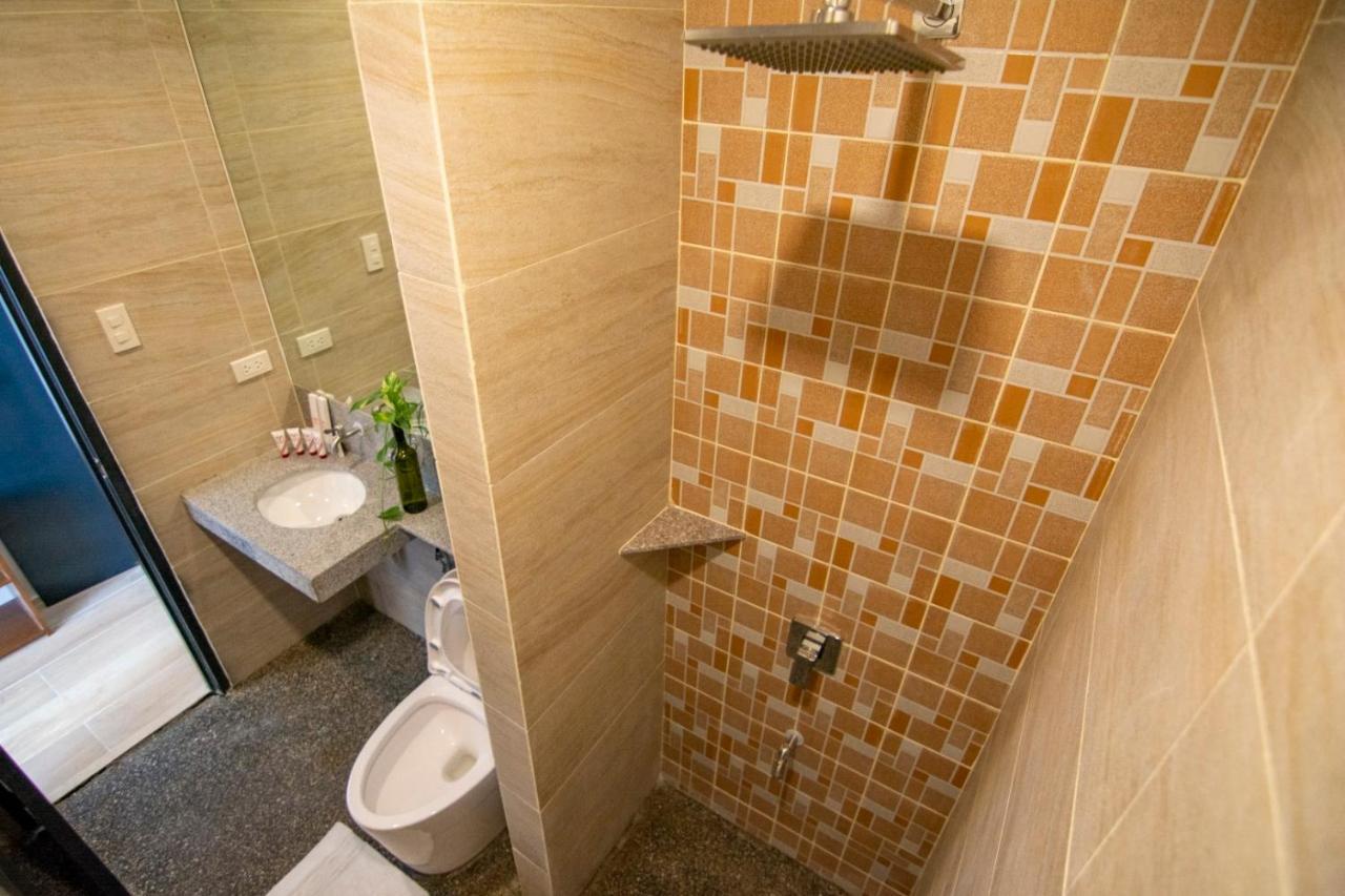 Viven Hotel Laoag Kültér fotó