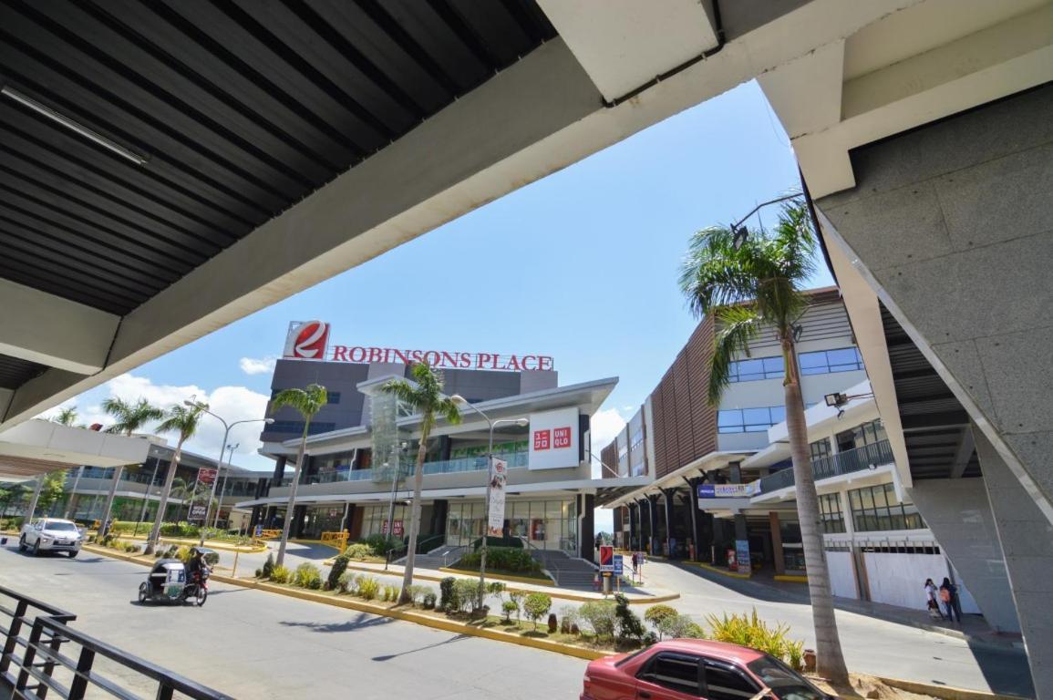 Viven Hotel Laoag Kültér fotó