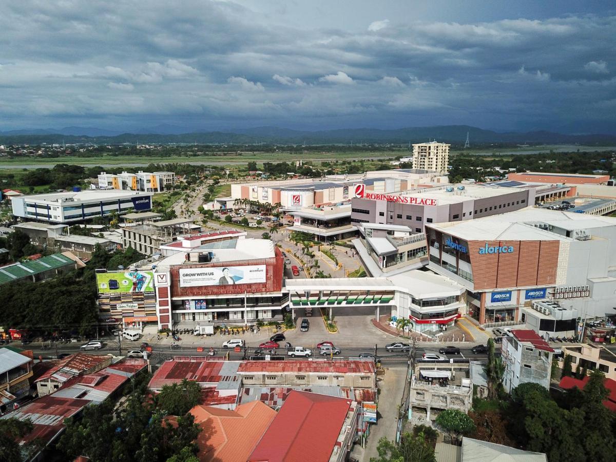 Viven Hotel Laoag Kültér fotó