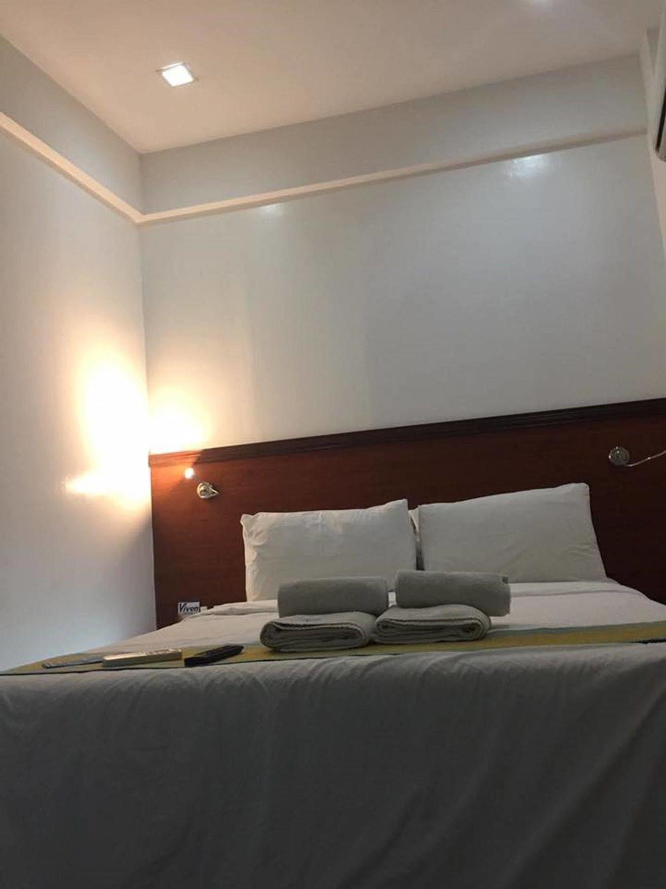 Viven Hotel Laoag Kültér fotó