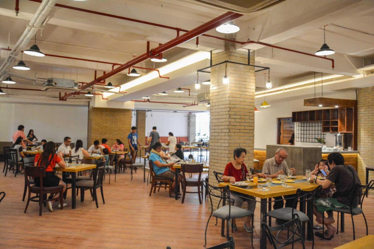 Viven Hotel Laoag Kültér fotó